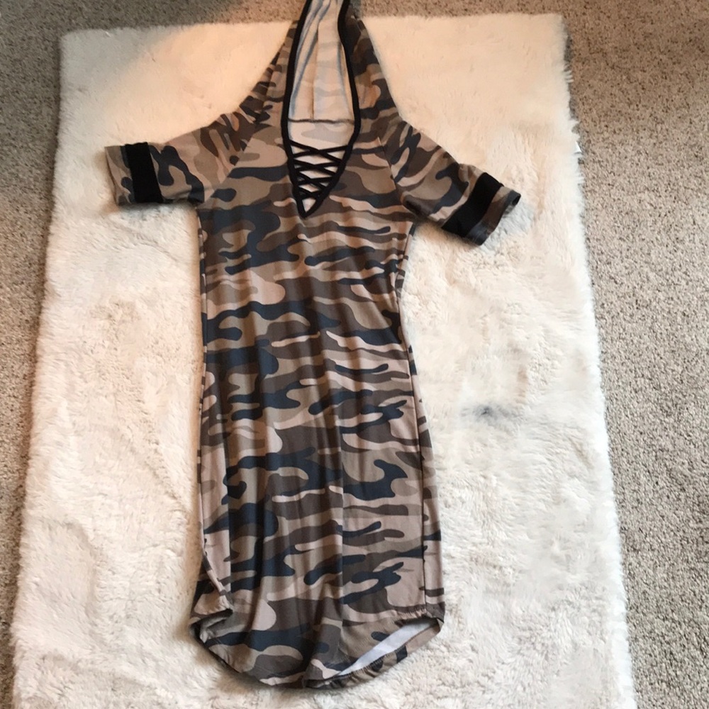 Camouflage v-neck dress